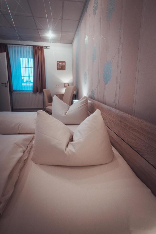 Gasthof Und Hotel Roter Hirsch Claussnitz Экстерьер фото