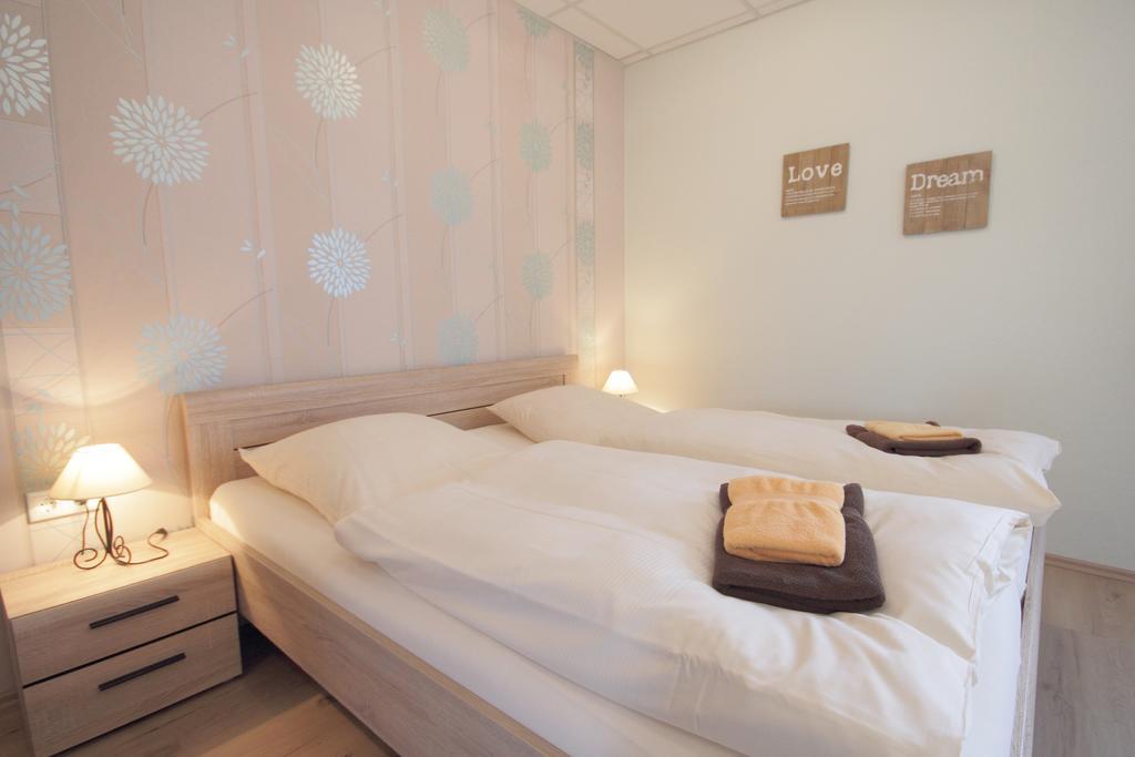 Gasthof Und Hotel Roter Hirsch Claussnitz Номер фото