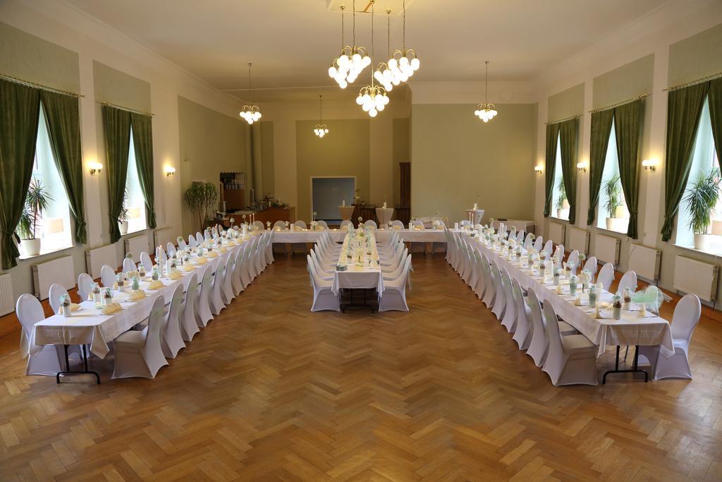 Gasthof Und Hotel Roter Hirsch Claussnitz Экстерьер фото